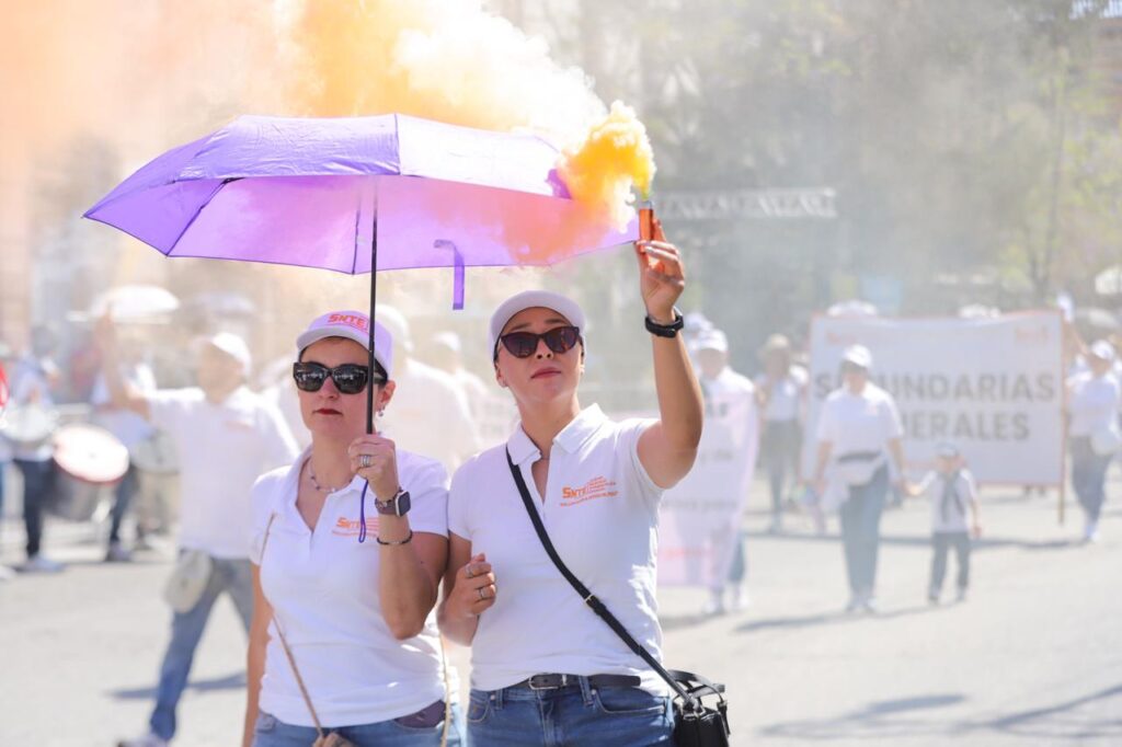 Desfile en Aguascalientes reúne a más de 24 mil trabajadores