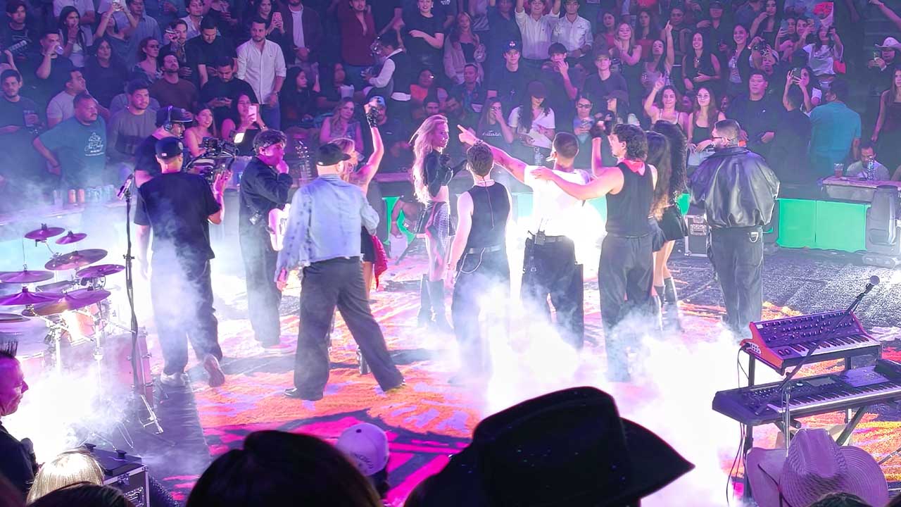Manuel hace bailar a todo el palenque. 