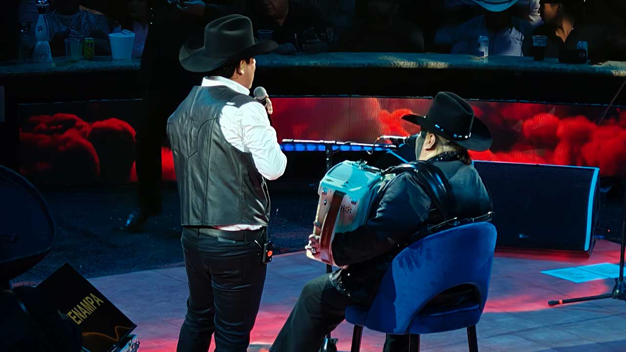 Alredo Olivas un invitado  muy especial en la última noche del palenque 2026. Foto: JLMNoticias / Virginia Tovar.
