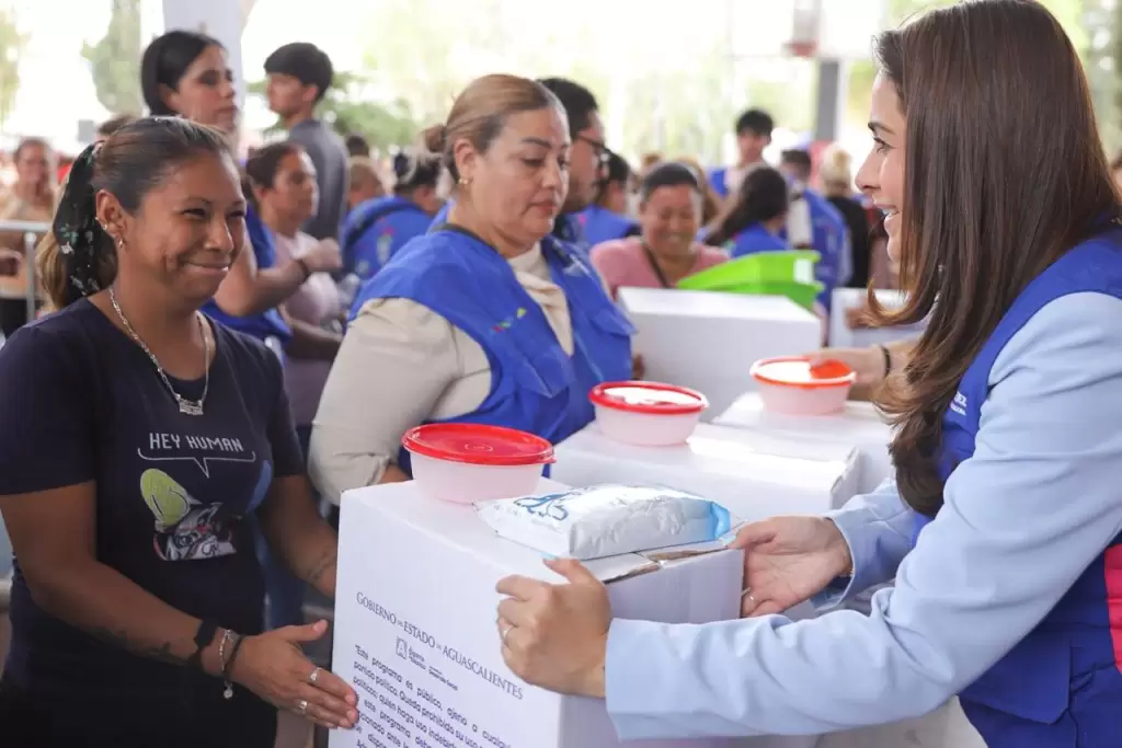 Tere Jiménez reconoce a madres de familia en Aguascalientes