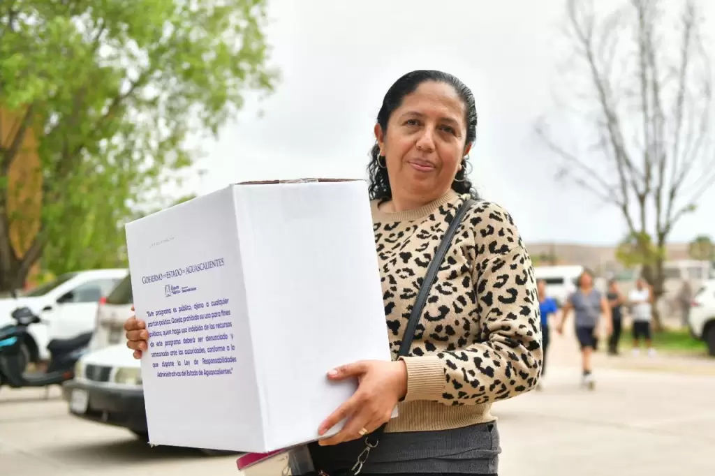Tere Jiménez reconoce a madres de familia en Aguascalientes 2