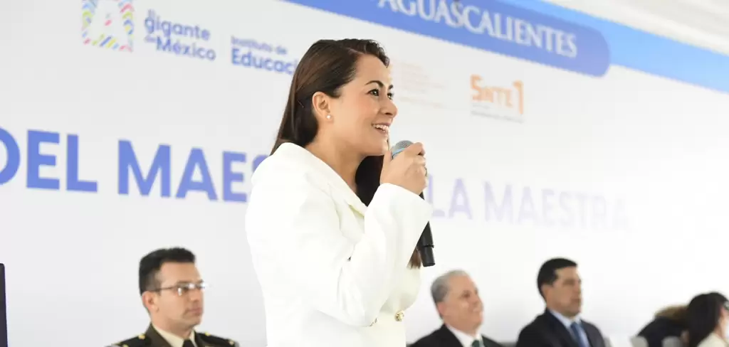 Tere Jiménez reconoce a maestros de Aguascalientes