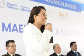 Tere Jiménez reconoce a maestros de Aguascalientes
