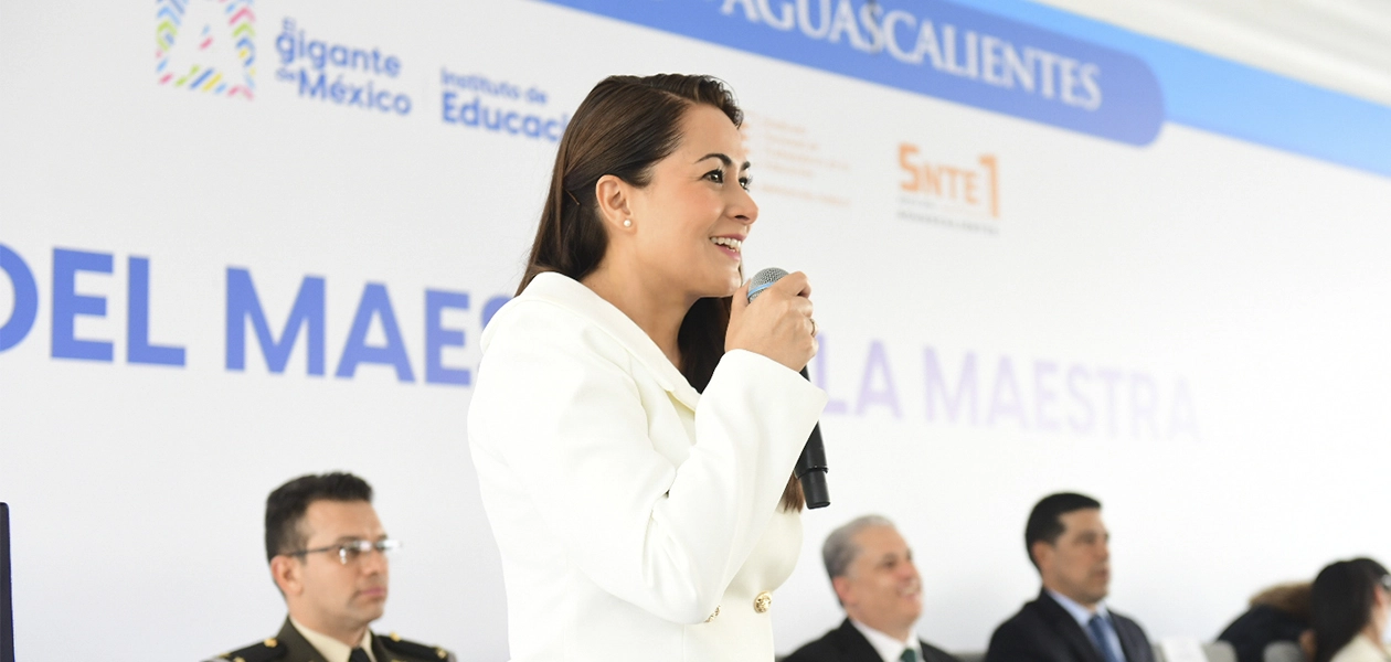 Tere Jiménez reconoce a maestros de Aguascalientes