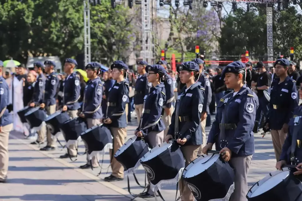 Tere-Jimenez-respalda-trabajadores-en-desfile-del-1-de-mayo