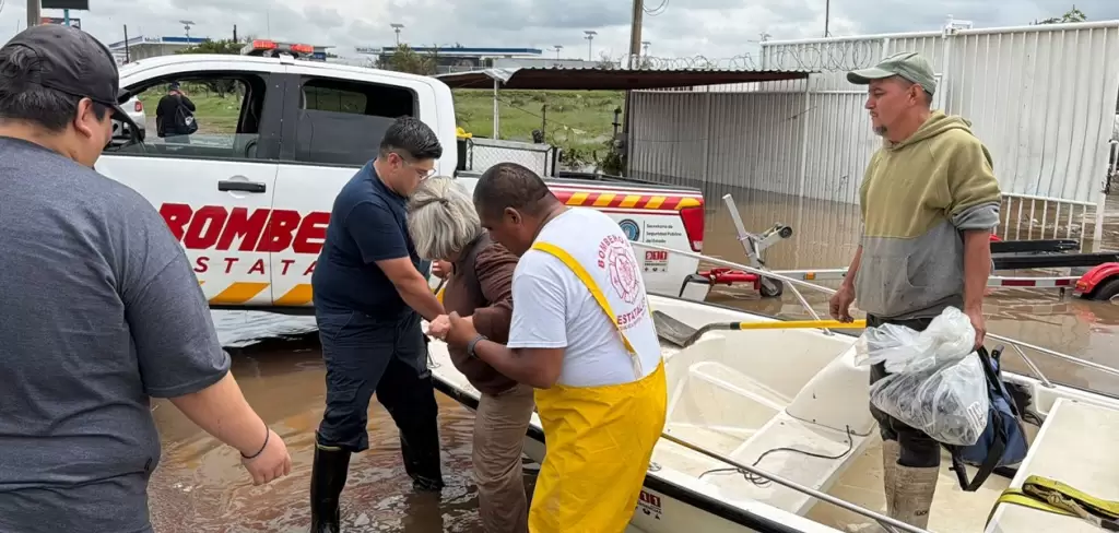 Rescate en el PIVA: Bomberos salvan a trabajadores y mascotas atrapados por lluvias