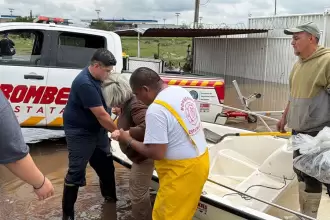 Rescate en el PIVA: Bomberos salvan a trabajadores y mascotas atrapados por lluvias