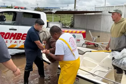 Rescate en el PIVA: Bomberos salvan a trabajadores y mascotas atrapados por lluvias
