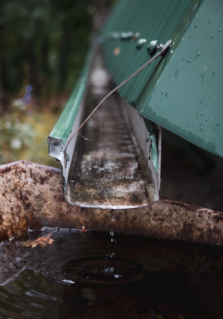 Canaleta para recolectar agua de lluvia