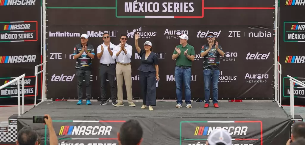 Con el banderazo de salida por parte de Tere Jiménez, el Óvalo Aguascalientes se convierte en la capital de la velocidad y el deporte motor nacional