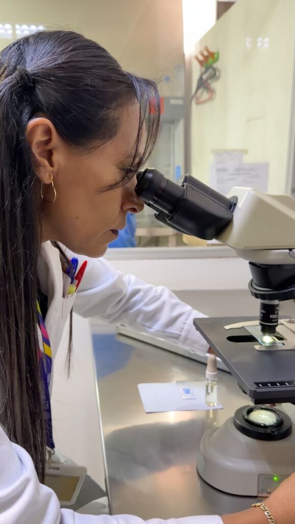 De la curiosidad al diagnóstico_ La trayectoria de Elva Rodríguez en la química