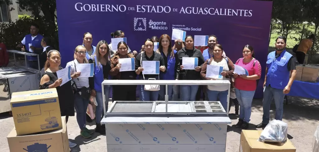 Impulsan emprendimiento en familias de Aguascalientes con entrega de apoyos