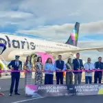 Los usuarios del Aeropuerto Internacional de Aguascalientes podrán adquirir los boletos con tarifas base que van desde los 2 mil 500 pesos en viaje redondo, costo que ya incluye la Tarifa de Uso de Aeropuerto (TUA). Las autoridades recordaron que los precios finales presentarán variaciones regulares de acuerdo con la temporada vacacional, la disponibilidad de asientos y la anticipación de la compra. Con este fortalecimiento comercial, el estado amplía sus oportunidades de crecimiento económico y se posiciona como un destino cada vez más accesible dentro de la red del transporte aéreo en el país.