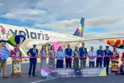 Los usuarios del Aeropuerto Internacional de Aguascalientes podrán adquirir los boletos con tarifas base que van desde los 2 mil 500 pesos en viaje redondo, costo que ya incluye la Tarifa de Uso de Aeropuerto (TUA). Las autoridades recordaron que los precios finales presentarán variaciones regulares de acuerdo con la temporada vacacional, la disponibilidad de asientos y la anticipación de la compra. Con este fortalecimiento comercial, el estado amplía sus oportunidades de crecimiento económico y se posiciona como un destino cada vez más accesible dentro de la red del transporte aéreo en el país.