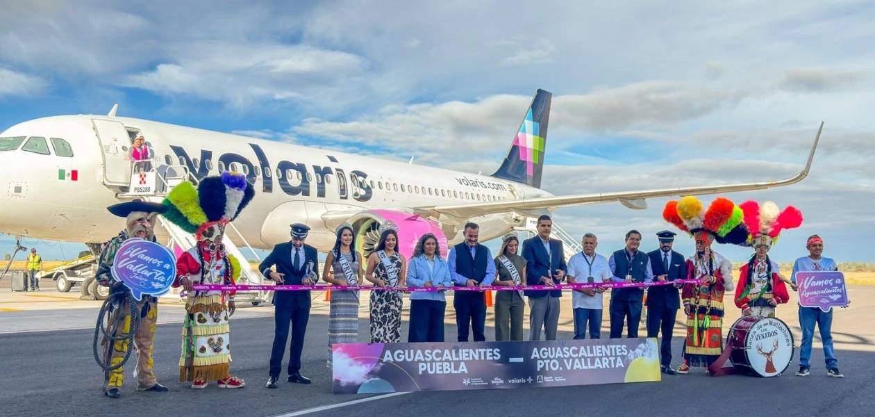 Los usuarios del Aeropuerto Internacional de Aguascalientes podrán adquirir los boletos con tarifas base que van desde los 2 mil 500 pesos en viaje redondo, costo que ya incluye la Tarifa de Uso de Aeropuerto (TUA). Las autoridades recordaron que los precios finales presentarán variaciones regulares de acuerdo con la temporada vacacional, la disponibilidad de asientos y la anticipación de la compra. Con este fortalecimiento comercial, el estado amplía sus oportunidades de crecimiento económico y se posiciona como un destino cada vez más accesible dentro de la red del transporte aéreo en el país.