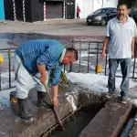 Municipio limpia canal de Av Gabriela Mistral por lluvias