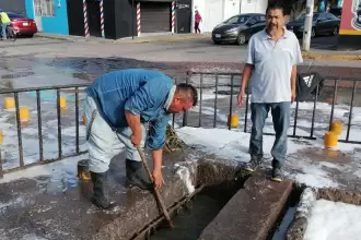 Municipio limpia canal de Av Gabriela Mistral por lluvias