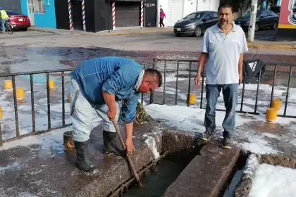 Municipio limpia canal de Av Gabriela Mistral por lluvias