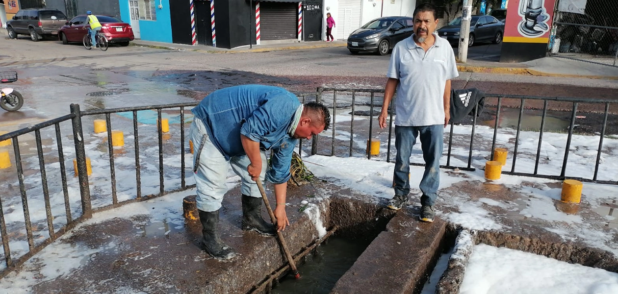 Municipio limpia canal de Av Gabriela Mistral por lluvias