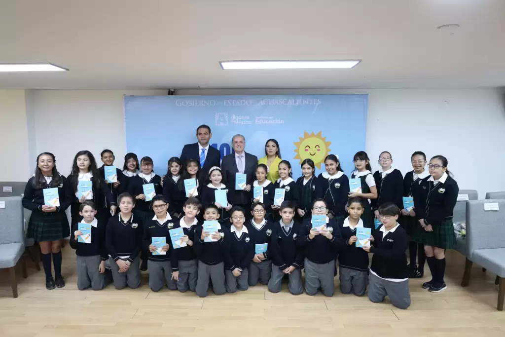 Niñas y niños de primaria publican libro con más de 100 historias