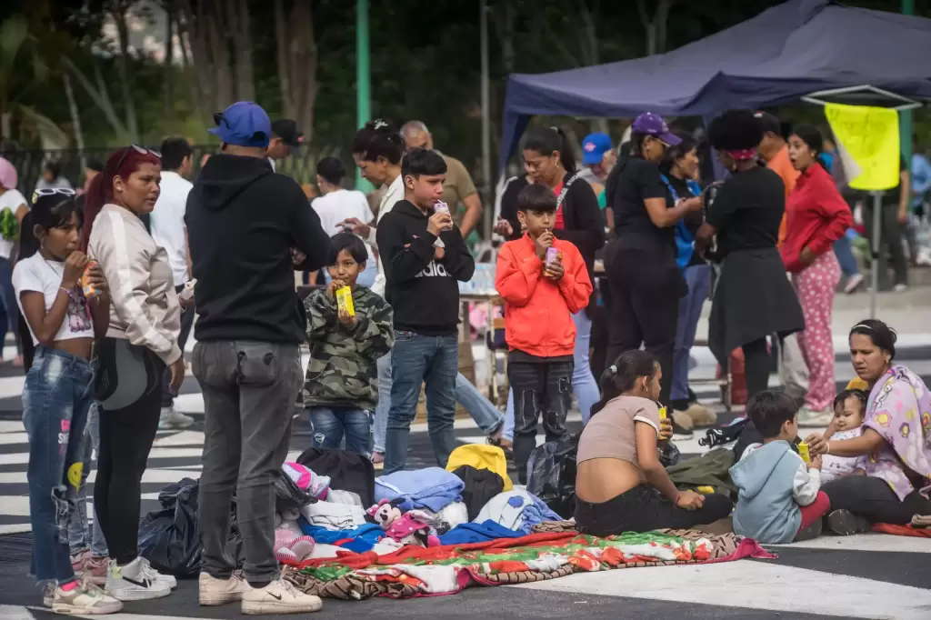 Personas en Centro de Acopio Caracas
