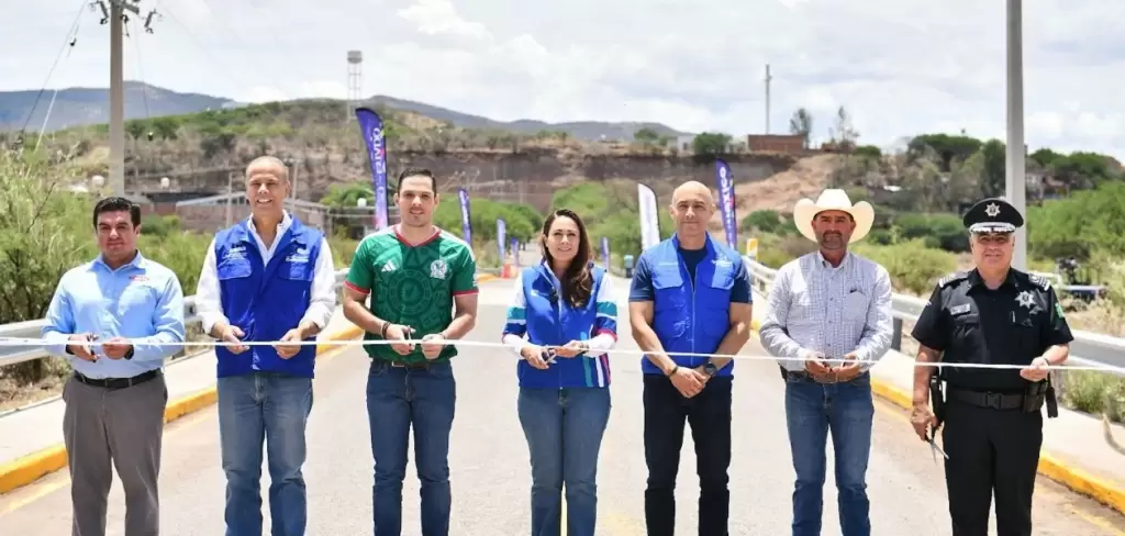 Tere Jiménez entrega obra pública, apoyos al campo y acerca servicios a familias de Calvillo