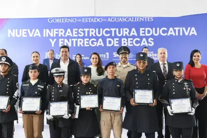 Tere Jiménez impulsa la educación y entrega infraestructura y becas en Aguascalientes