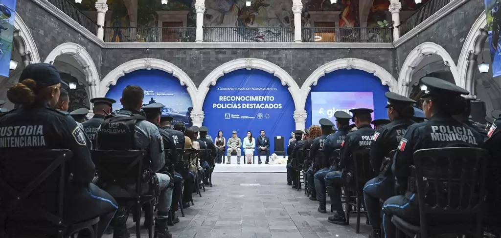Tere Jiménez reconoce a policías por la seguridad de Aguascalientes