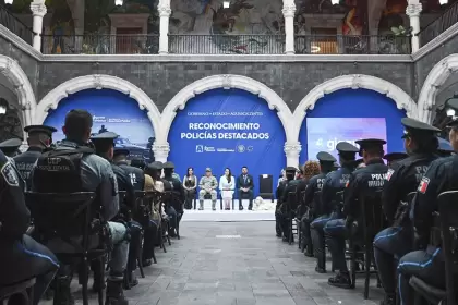Tere Jiménez reconoce a policías por la seguridad de Aguascalientes