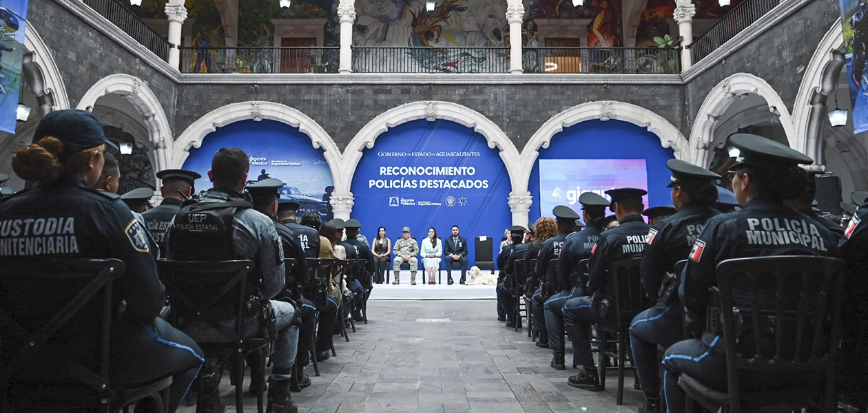 Tere Jiménez reconoce a policías por la seguridad de Aguascalientes