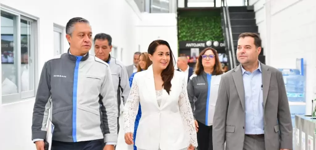 Tere Jiménez y Nissan entregan becas universitarias enAguascalientes