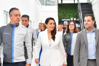 Tere Jiménez y Nissan entregan becas universitarias enAguascalientes