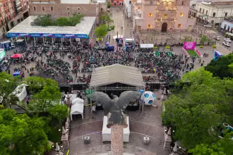 Vista aérea de la Fan Zone de Plaza Patria con cientos de aficionados siguiendo el partido México vs Corea en pantalla gigante.
