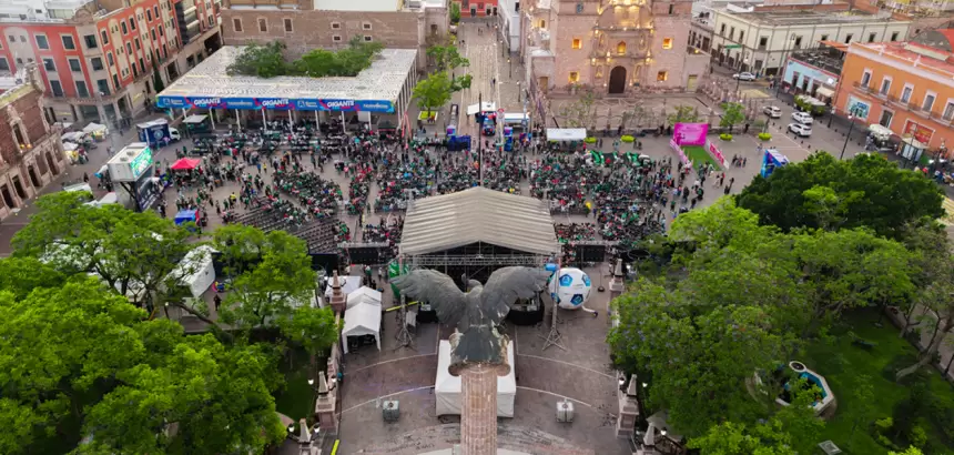 Vista aérea de la Fan Zone de Plaza Patria con cientos de aficionados siguiendo el partido México vs Corea en pantalla gigante.