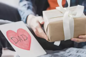 Diez regalos para papá que no son corbata ni cartera (y que realmente va a usar)