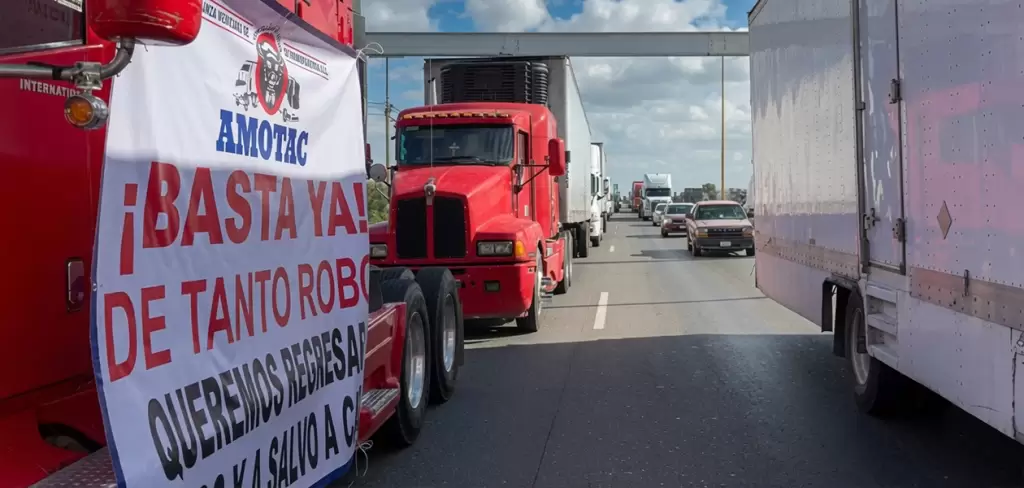 Transportistas protestan por la inseguridad en carreteras