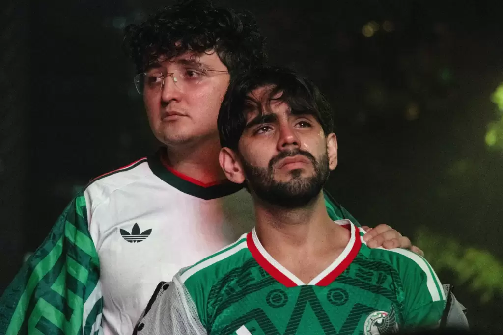 Aficionados de Mexico reaccionan en el Angel de la Independencia