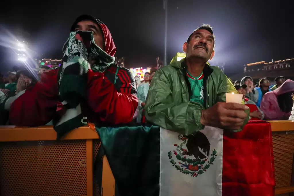 Aficionados de Mexico reaccionan en el Fan Fest del Zocalo