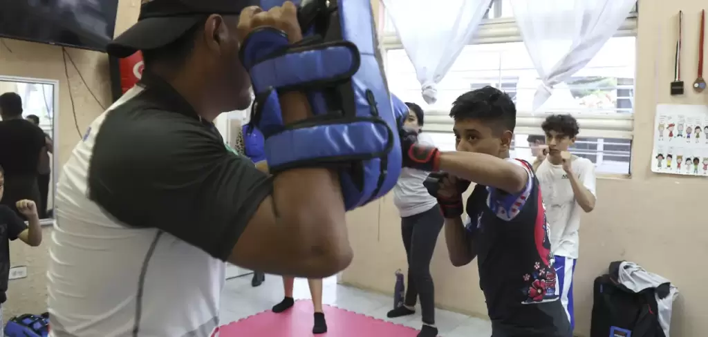 Ángel David Galindo va por torneo internacional de kick boxing