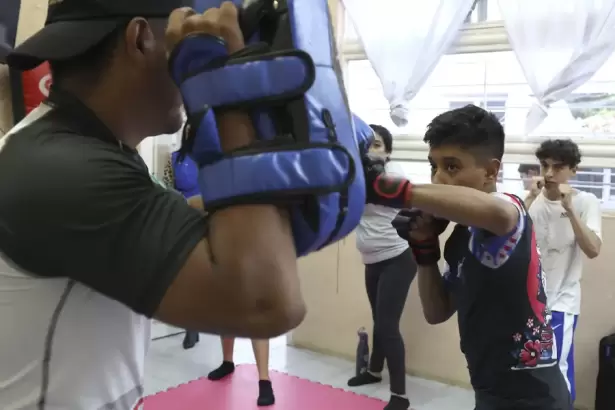 Ángel David Galindo va por torneo internacional de kick boxing