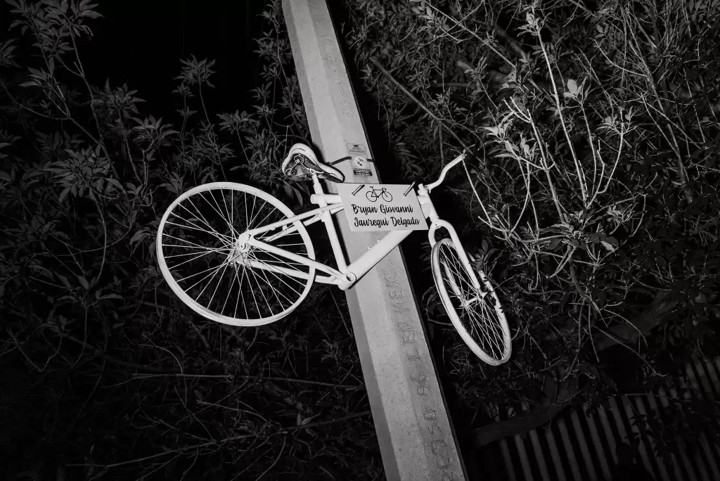 Bicicleta blanca en memoria de Bryan Giovanni Jáuregui// Foto: Palestra Aguascalientes