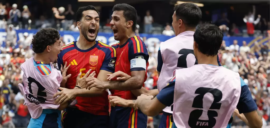Jugadores de España celebran un gol este viernes, en un partido de cuartos de final del Mundial de la FIFA 2026 entre España y Bélgica en el estadio SoFi en Los Ángeles (Estados Unidos). España enfrentará a Francia en la Semifinal del Mundial 2026. Foto: JLMNoticias / EFE/ Lavandeira Jr.