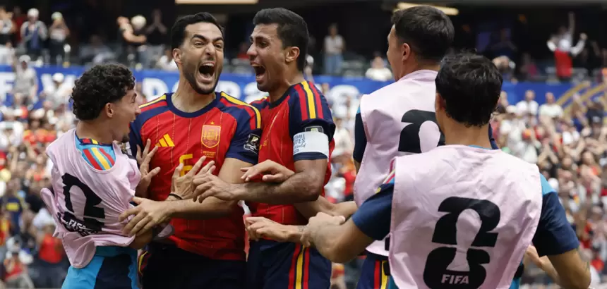 Jugadores de España celebran un gol este viernes, en un partido de cuartos de final del Mundial de la FIFA 2026 entre España y Bélgica en el estadio SoFi en Los Ángeles (Estados Unidos). España enfrentará a Francia en la Semifinal del Mundial 2026. Foto: JLMNoticias / EFE/ Lavandeira Jr.