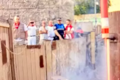 A las 8 en punto de la mañana subió el último de los cohetes que avisa el inicio de los encierros en Pamplona, con toros de Jandilla. Foto: JLMNoticias / Especial / RTVE.