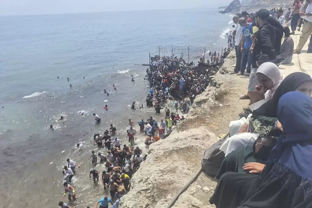 Migrantes llegan a Ceuta