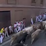 Compacto, durante los casi 900 metros, permaneció el lote de Fuente de Ymbro que hoy protagonizaron el primer encierro en San Fermín. Foto: JLMNoticias / Mundotoro / Especial.