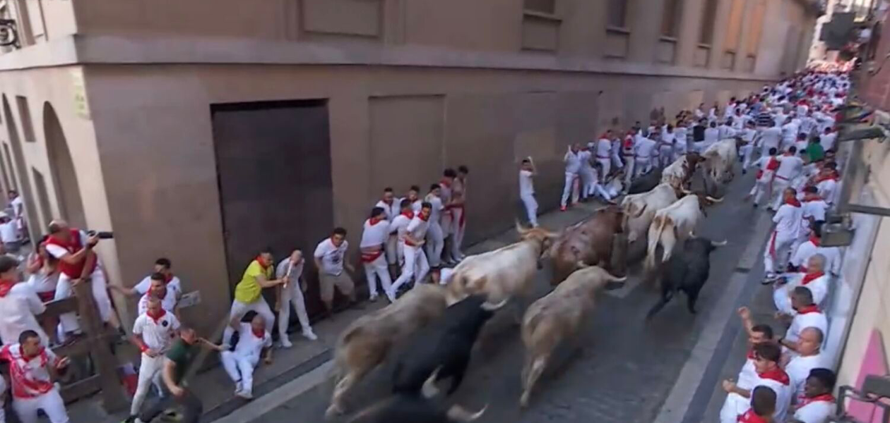Compacto, durante los casi 900 metros, permaneció el lote de Fuente de Ymbro que hoy protagonizaron el primer encierro en San Fermín. Foto: JLMNoticias / Mundotoro / Especial.
