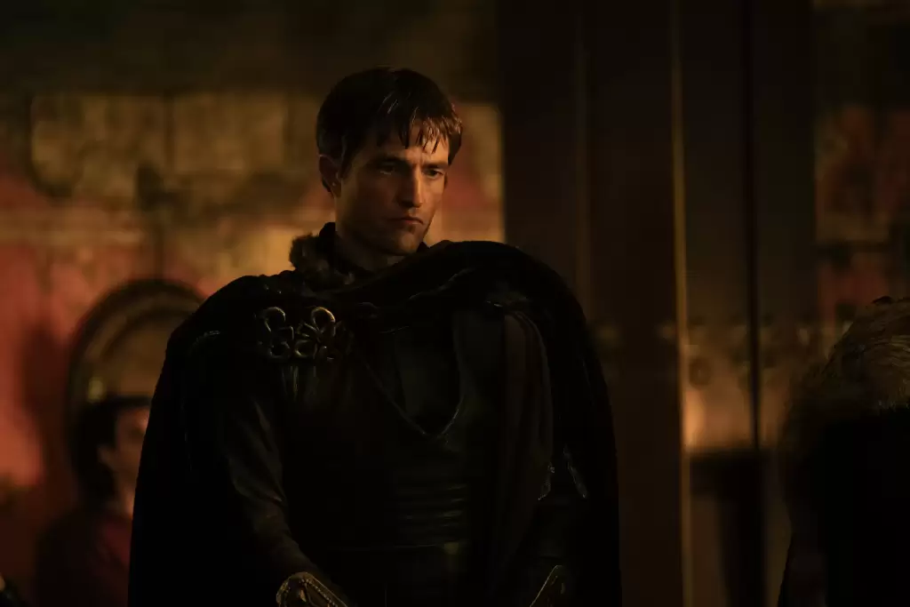 Robert Pattinson como el traidor Antinoo