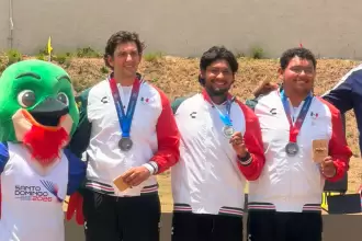 Rodrigo González celebrando su medalla de plata en tiro con arco compuesto con la Selección Mexicana en Santo Domingo 2026. Foto: JLMNoticias / Gobierno del Estado de Aguascalientes.