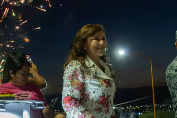 Margarita Gallegos, alcaldesa de San Francisco de los Romo, en el acto de inauguración de 480 luminarias en 11.5 km de carreteras con la estrategia San Pancho Brilla. Foto: JLMNoticias / Salvador Ramírez.